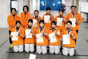 女子団体で３位となった新潟県メンバーら＝三重県伊勢市