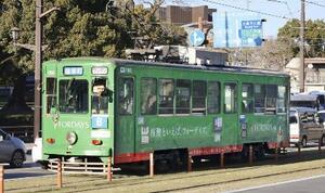　熊本市内を走行する市営の路面電車＝２０２３年１月