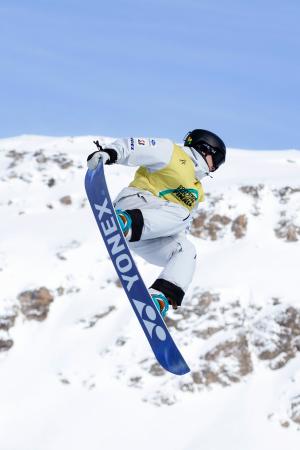 スノーボードW杯男子ハーフパイプで優勝した戸塚優斗=シルバプラナ(共同)