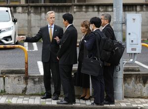 横田めぐみさんが拉致された現場を視察する在日米国大使館のジェローム・ライアン1等書記官(左)=5月12日、新潟市中央区