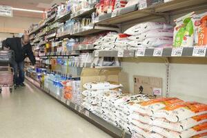 　スーパーの店頭に並ぶコメ＝４日