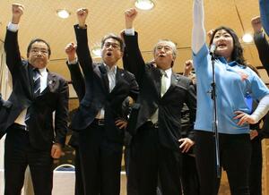 県内小選挙区候補の支持者と気勢を上げる花角英世知事(右から2人目)=10月20日