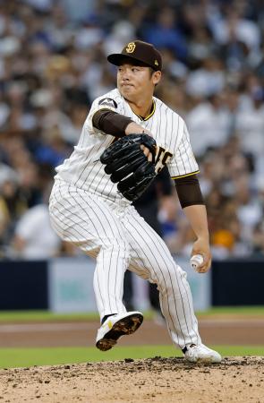 　ドジャース戦の７回から１回１／３を投げたパドレス・松井＝サンディエゴ（共同）