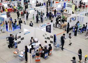 多くの学生が集まった合同企業説明会＝１日、新潟市中央区