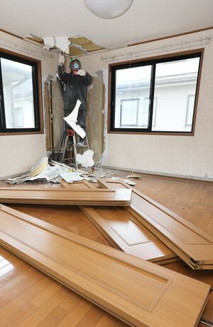 能登半島地震で被災し、公費解体される住宅。公費解体と住宅応急修理の制度が12月末に申請期限を迎える=5月、新潟市西区