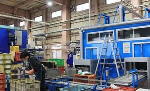 さまざまな洗浄装置が並ぶ本間産業の工場＝燕市蔵関