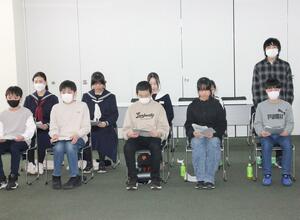 小中学生のスマートフォン利用についての提言を読み上げる児童生徒＝妙高市役所