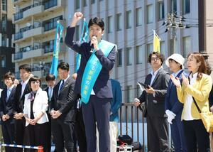 知事選に向けた陣営のキックオフイベントで気勢を上げた土田竜吾氏=10日、新潟市中央区