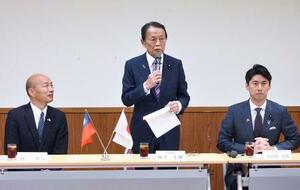 台湾の韓国瑜立法院長らとの会談で、あいさつする自民党の麻生最高顧問(中央)=25日午後、東京・永田町の党本部