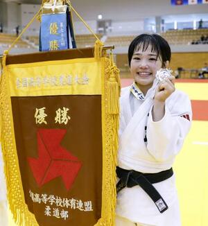 女子52キロ級で初優勝した佐久長聖・武田桃佳=ジップアリーナ岡山