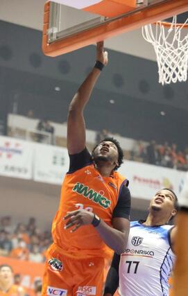 新潟－品川　第１クオーター、五十嵐圭のアシストでムトンボが決める。１４－９＝アオーレ長岡