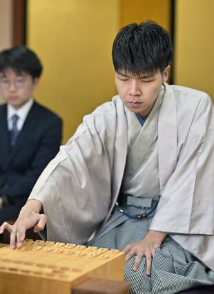 将棋の第５１期棋王戦コナミグループ杯５番勝負第４局で、藤井聡太棋王と対局する増田康宏八段＝１５日、栃木県日光市