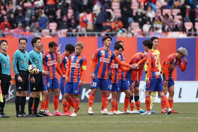 新潟-東京V 2試合連続で引き分けに終わり、笑顔のない新潟の選手たち=ビッグスワン