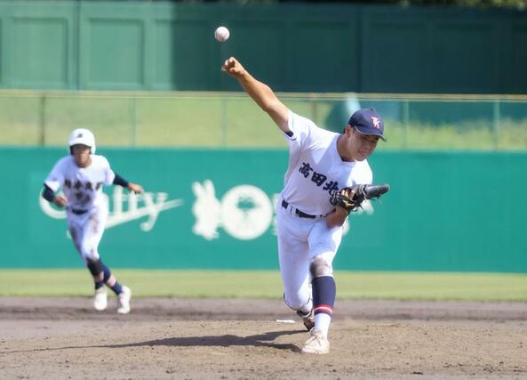 ６回に登板した高田北城高の永田大祐投手＝９月１９日、長岡市悠久町の市悠久山野球場