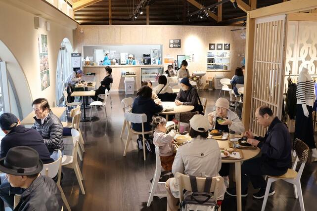 家族連れらでにぎわった「ラポルテ五泉」のカフェ＝五泉市赤海