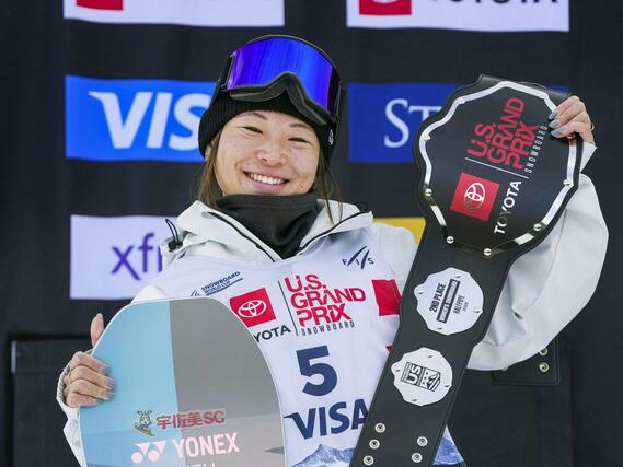 スノーボードＷ杯女子ハーフパイプ第２戦で２位に入り、表彰台で笑顔の冨田せな＝コッパーマウンテン（共同）