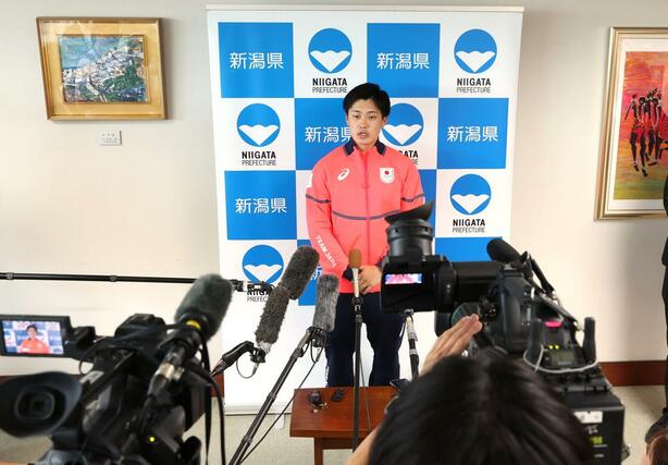 表彰式後報道陣の取材を受ける古野慧選手＝６月２３日、県庁