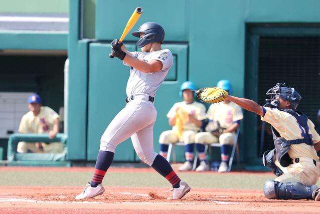星稜－中越　中越六回１死二塁、室星燿の右翼線適時二塁打で１－１の同点とする＝富山市民球場