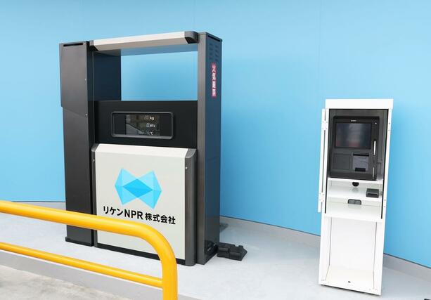 柏崎市内に開所したリケンＮＰＲの柏崎水素ステーション。左の黒い機械が充てんするホースなどがある「ディスペンサー」＝２５日、柏崎市柳田町