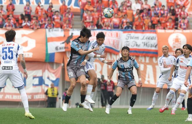 ＦＣ大阪－新潟　前半、相手と競り合うＭＦ大西悠介＝花園