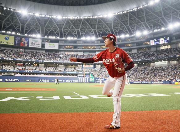 開幕戦で勝利投手となった楽天の荘司康誠投手＝２７日、京セラドーム大阪（河北新報社提供、坂本秀明撮影）