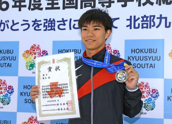 男子板飛び込み決勝 準優勝の石沢海斗(帝京長岡)=18日、大分県別府市営青山プール