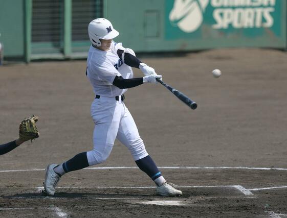 長岡高専－六日町　１回１死二塁、六日町の櫻井新大が右中間越えのランニングホームランで先制。２－０とする＝長岡市悠久山野球場