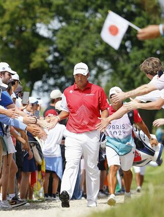 男子　最終ラウンド、１４番に向かう松山英樹＝パリ郊外（共同）