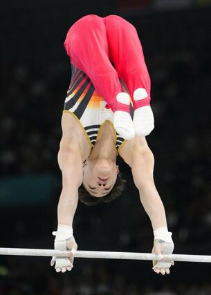 男子種目別鉄棒決勝　演技する岡慎之助＝パリ（共同）