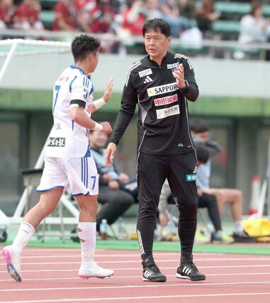 後半開始前、選手に声をかける船越監督（右）＝４月１２日、高知市のＧＩＫＥＮスタジアム