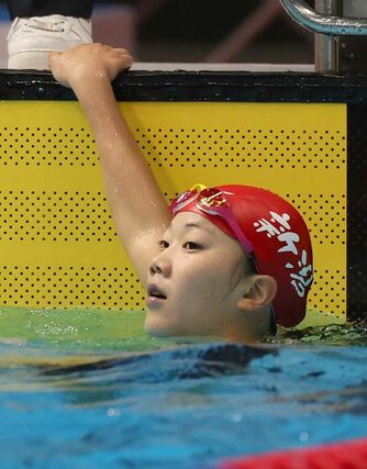 少年女子４００メートル自由形決勝　８位入賞の小俣みなも（長岡大手高）がタイムを確認する＝９月１６日、佐賀市日の出２、ＳＡＧＡアクア