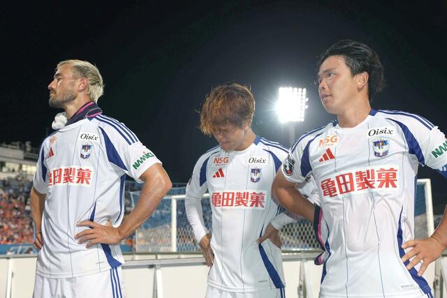 試合終了後、悔しそうな表情を浮かべながらサポーターに挨拶をする新潟の選手＝９月２０日　横浜市のニッパツ三ツ沢球技場