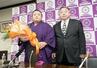 ２０２４年９月、貴景勝（左）の引退記者会見に同席した常盤山親方＝両国国技館