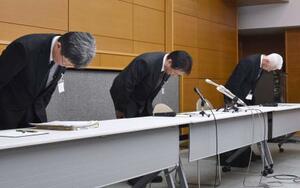 　上司のパワハラを受けた職員の自殺に関して謝罪する石川県能美市の井出敏朗市長（中央）ら＝１０日午後、能美市役所