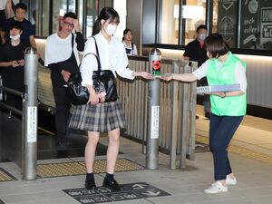 新潟市の職員らが自殺防止を呼びかけた啓発活動=新潟市中央区花園1のJR新潟駅