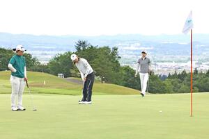 プロゴルファーを目指し大会に挑む選手たち=9日、長岡市柿町