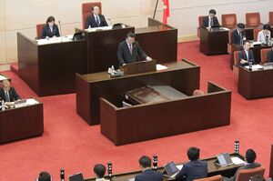 東京電力柏崎刈羽原発の再稼働などを巡って論戦が交わされた県議会9月定例会の一般質問=3日、県議会