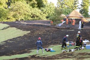 古津八幡山遺跡の竪穴住居や周辺の芝生を焼いた火災現場=7月31日、新潟市秋葉区