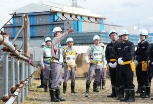 電源開発大間原発を現地調査する原子力規制委の杉山智之委員(右から2人目)ら=10日午後、青森県大間町