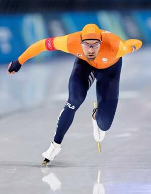 スピードスケート男子1500メートルで滑走するキエルド・ナウシュ。銅メダルを獲得した=ミラノ(共同)