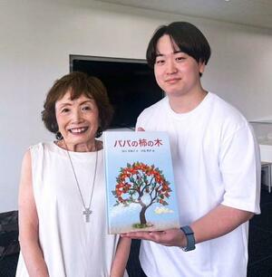 写真に納まる瀬川藍生さん(右)と日航ジャンボ機墜落事故遺族の谷口真知子さん=7月、東京都大田区(瀬川さん提供)