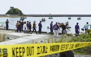 船２隻が転覆した沖縄県名護市辺野古の現場近くの港で作業に当たる海上保安庁の職員ら＝１６日