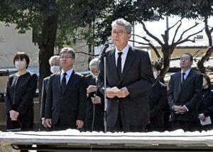 　追悼の辞を述べる遺族の毛塚辰幸さん（手前）＝２１日午前、栃木県大田原市の県立大田原高