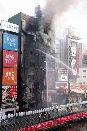 大阪・道頓堀で発生したビル火災の消火活動=18日午前10時23分