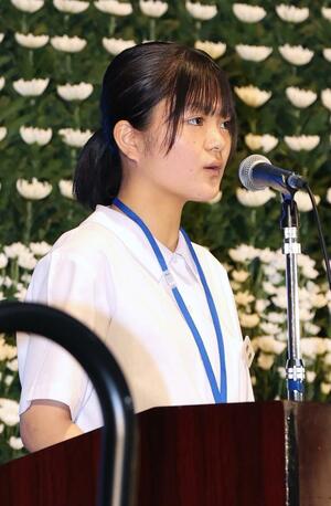 平和の誓いを述べる新潟大付属長岡中の熊倉茉結子さん=8月1日、アオーレ長岡