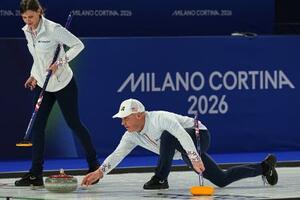 　５４歳で五輪初出場したカーリング米国男子のリチャード・ルーホネン（右）＝１４日、コルティナダンペッツォ（ＡＰ＝共同）