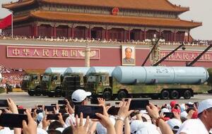 北京の天安門前をパレードする潜水艦発射弾道ミサイル(SLBM)「巨浪3」=3日(共同)
