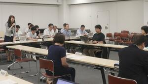 子どもの経済的な環境などについての調査結果が示された会合=9月12日、県庁