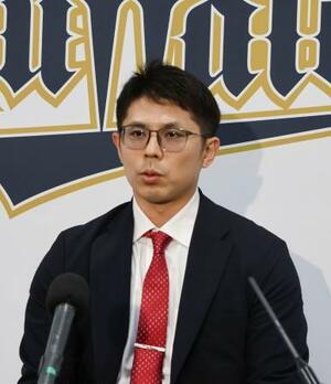 契約更改を終え、取材に応じるオリックス・若月=8日、大阪市