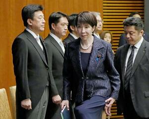 　新内閣が発足し、記者会見に臨む高市早苗首相（手前）＝１０月２１日、首相官邸